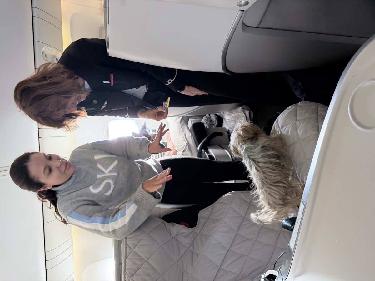 Luana, co-fundadora da Pet Viajante, com Hope na classe executiva